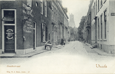 163 Gezicht in de Boothstraat te Utrecht vanuit de Voorstraat in de richting van het Janskerkhof.